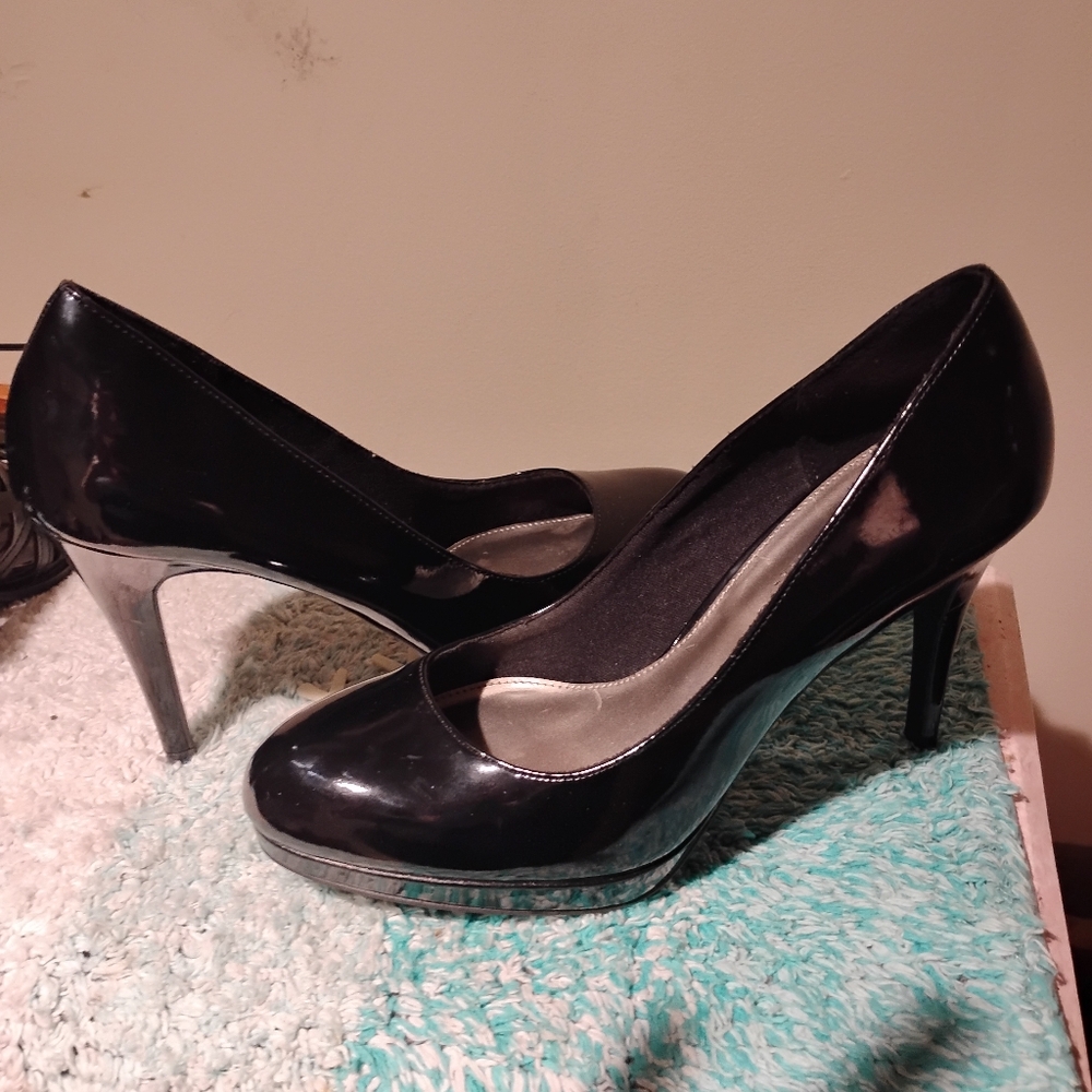 Woman's black pumps